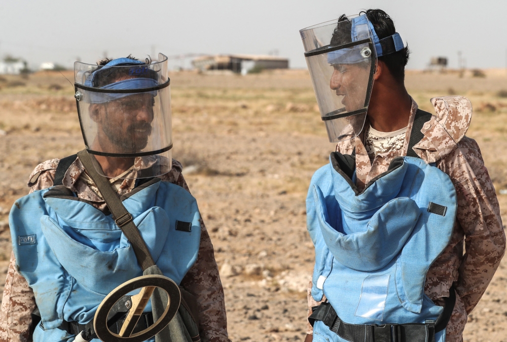 A picture taken on August 8, 2018 during a trip in Yemen organised by the UAE's National Media Council (NMC) shows Yemeni soldiers loyal to the Saudi and UAE-backed government attending a mine clearance and dismantling training at a centre funded by the UAE armed forces, along the coast north of the southeastern port city of Mukalla, the capital Hadramawt province. / AFP / KARIM SAHIB
