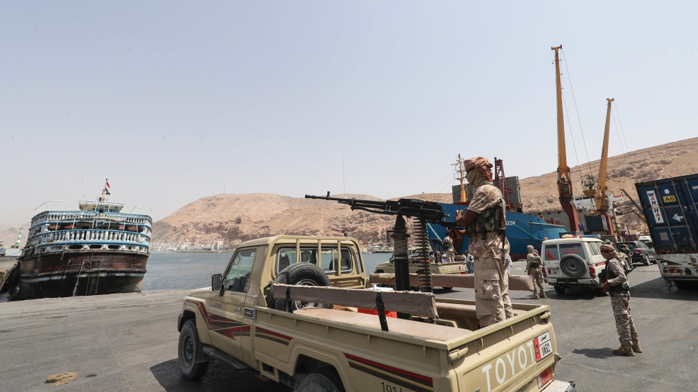 A picture taken on August 8, 2018 during a trip in Yemen organised by the UAE's National Media Council (NMC) shows a Yemeni soldier loyal to the Saudi and UAE-backed government manning a machine gun mounted on a pickup truck at the docks in Mukalla, the southeastern capital and supply port of Hadramawt province. / AFP / KARIM SAHIB
