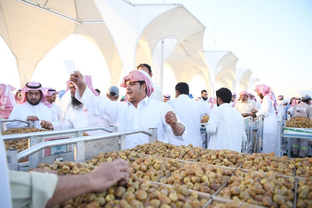 



إقبال كبير على تمور عنيزة خلال أيام المهرجان.