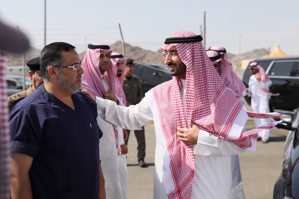 الأمير عبدالله بن بندر متحدثا مع أحد العاملين في مركز البهيتة. (تصوير: محمد الزيادي) 