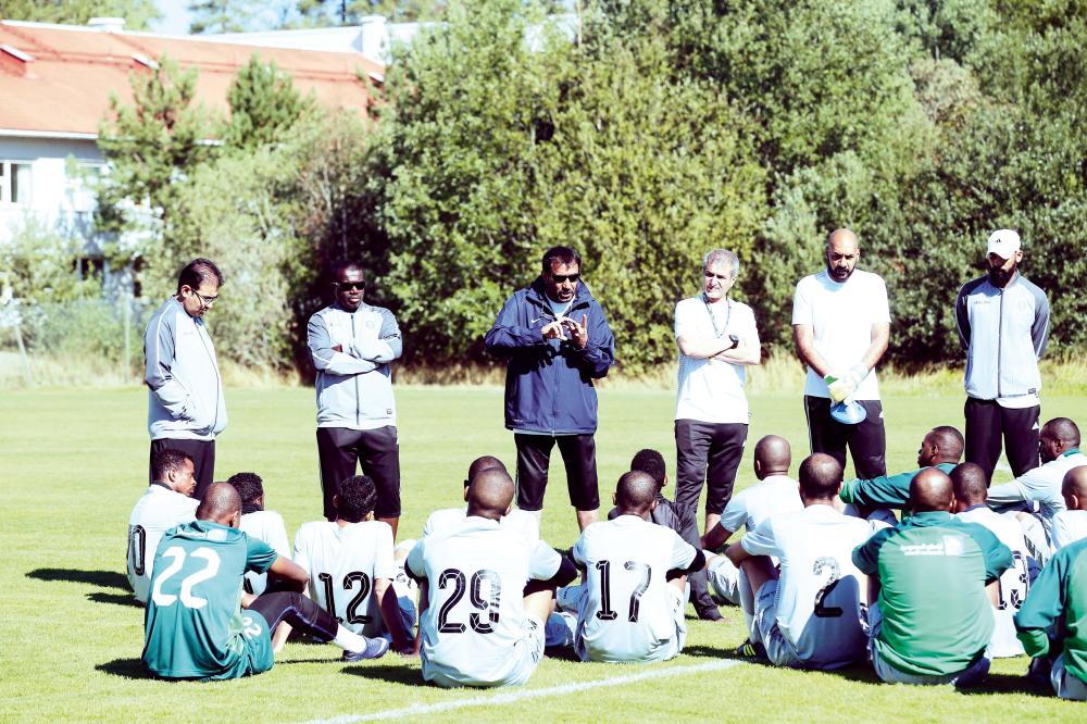 



 المدرب عبدالعزيز الخالد في اجتماع مع اللاعبين أمس.