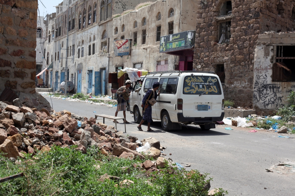 Government soldiers man a checkpoint, at a neighbourhood the army took over, after clashes with armed militants in Taiz, Yemen August 14, 2018. REUTERS/Anees Mahyoub