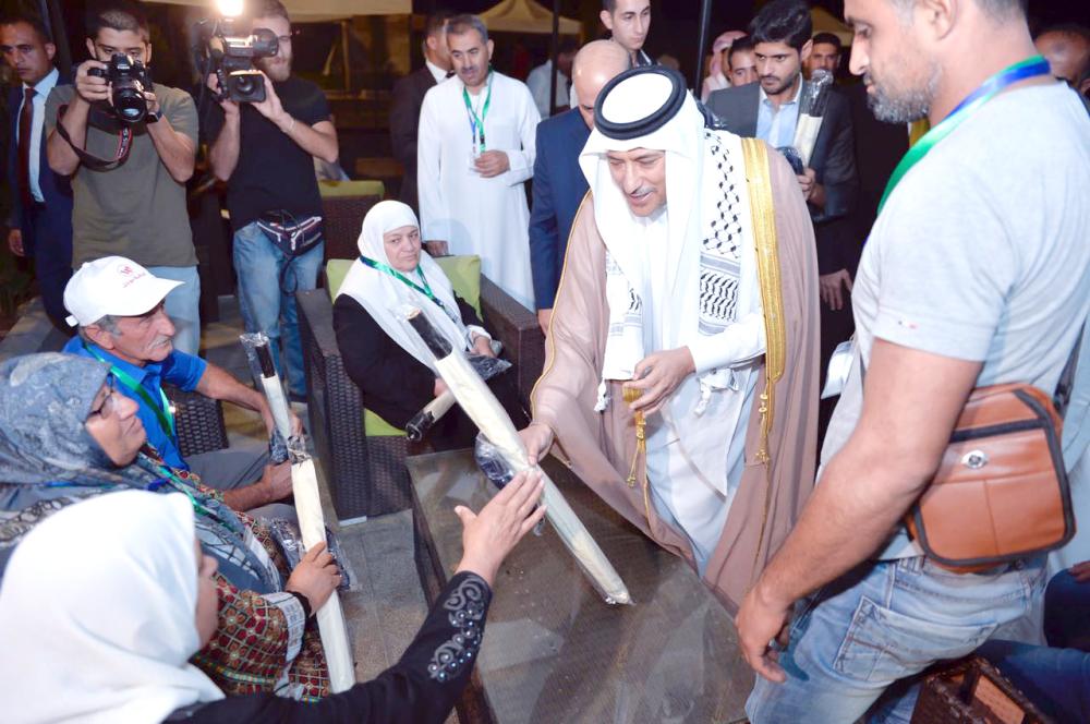 



الأمير خالد بن فيصل مودعا حجاج فلسطين من ذوي الشهداء.