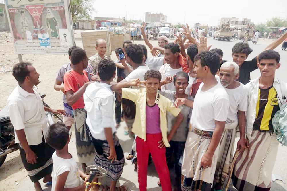 



يمنيون يحتفلون بتحرير مديرية حيران -غرب حجة- من ميليشيا الحوثي أمس. (إعلام الجيش)