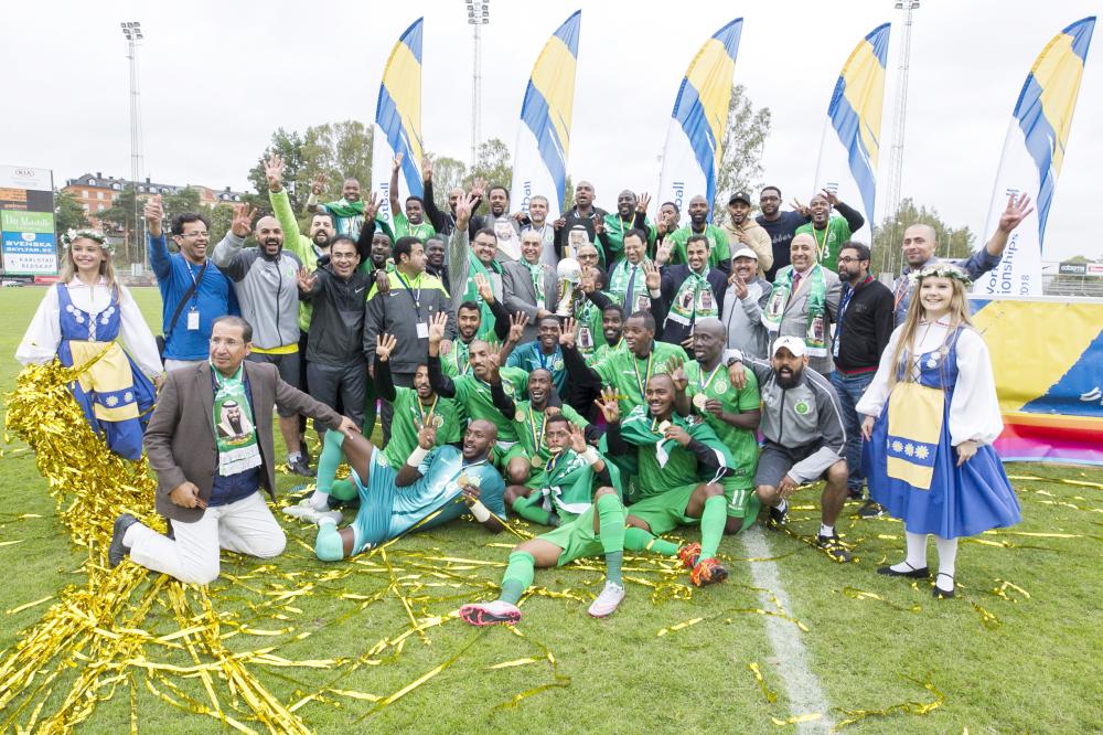 



لاعبو المنتخب الوطني يحتفلون بعد تتويجهم باللقب العالمي الرابع.