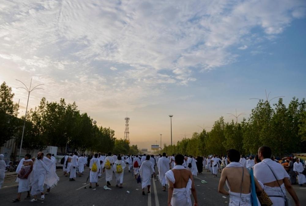 يقضي الحجاج يومهم في عرفات حتى مغيب الشمس