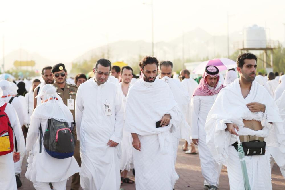 



.. ومترجلا وسط المشاة لمتابعة الخدمات للحجاج على صعيد عرفة.