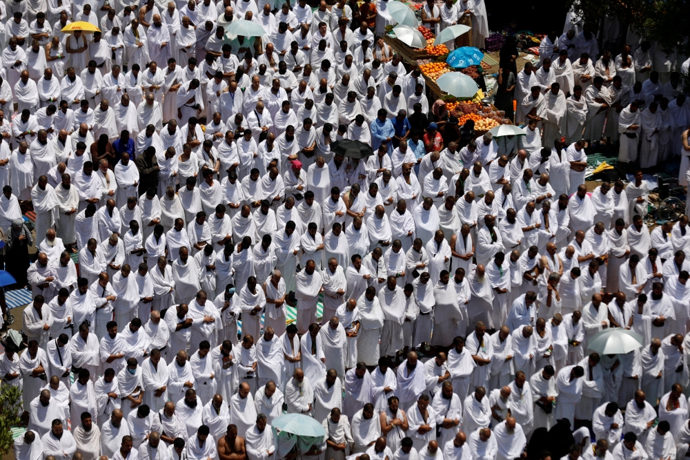 Muslim pilgrims pray outside Namira Mosque on the plains of Arafat during the annual haj pilgrimage, outside the holy city of Mecca, Saudi Arabia August 20, 2018. REUTERS/Zohra Bensemra