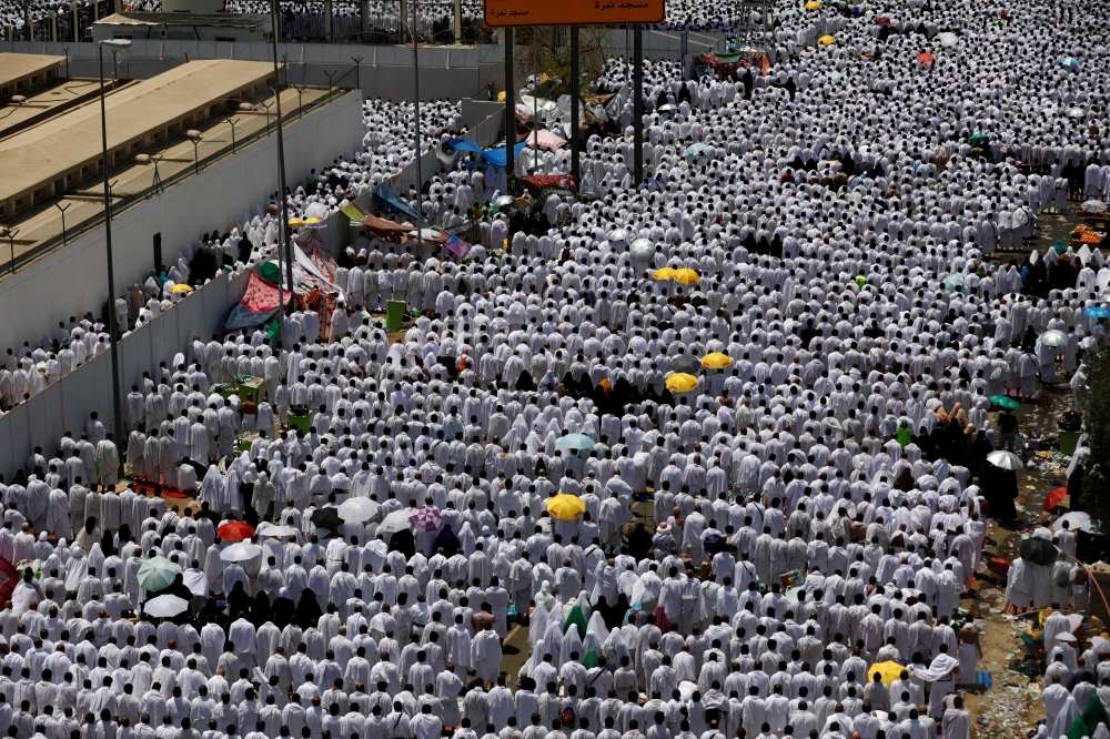 Muslim pilgrims pray outside Namira Mosque on the plains of Arafat during the annual haj pilgrimage, outside the holy city of Mecca, Saudi Arabia August 20, 2018. REUTERS/Zohra Bensemra