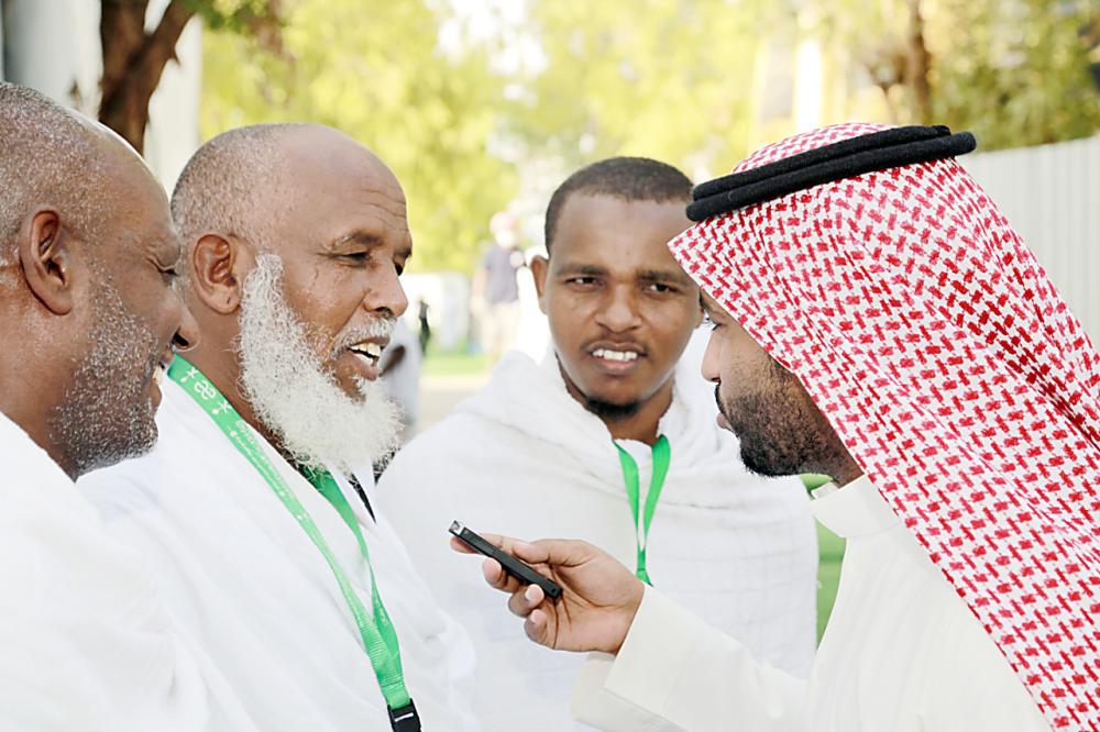 



حجاج من إثيوبيا وإريتريا يتحدثون إلى المحرر. (تصوير: عبدالكريم الغنام)