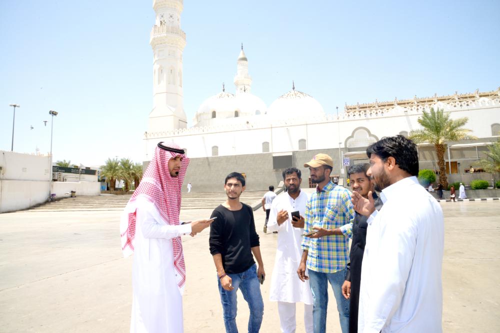 



عدد من زوار مسجد قباء يتحدثون لـ«عكاظ».