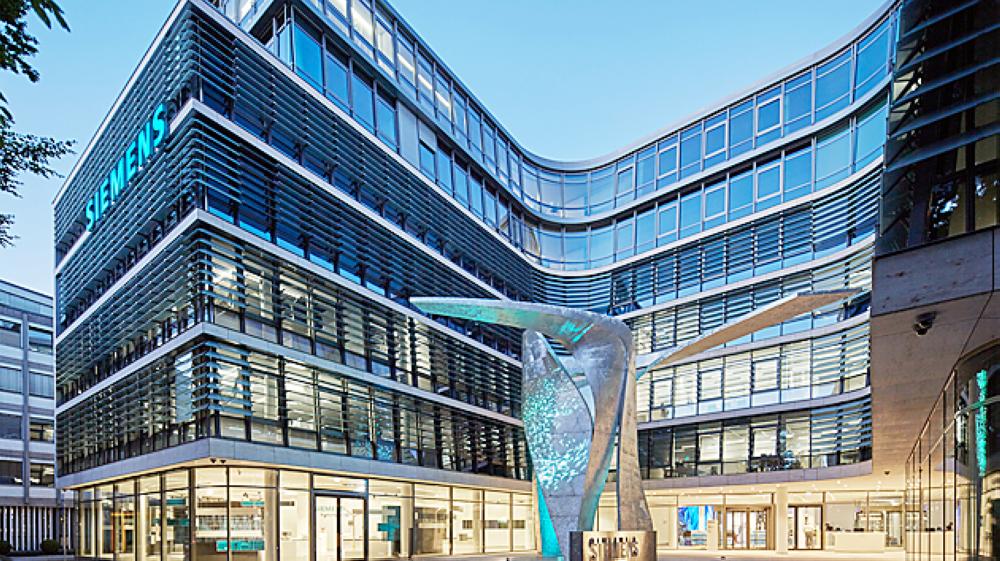 Libeskind-Skulptur leuchtet vor neuer Siemens-Zentrale / Wings sculpture set up in front of new Siemens headquarters