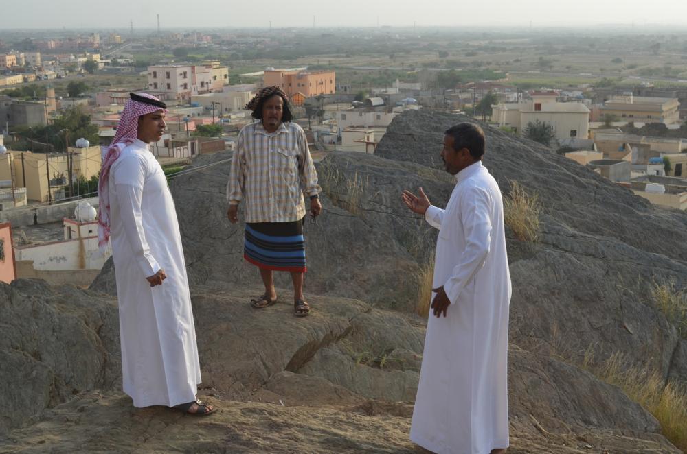 السكان يتحدثون لعكاظ قبل سقوط الصخرة على منازلهم