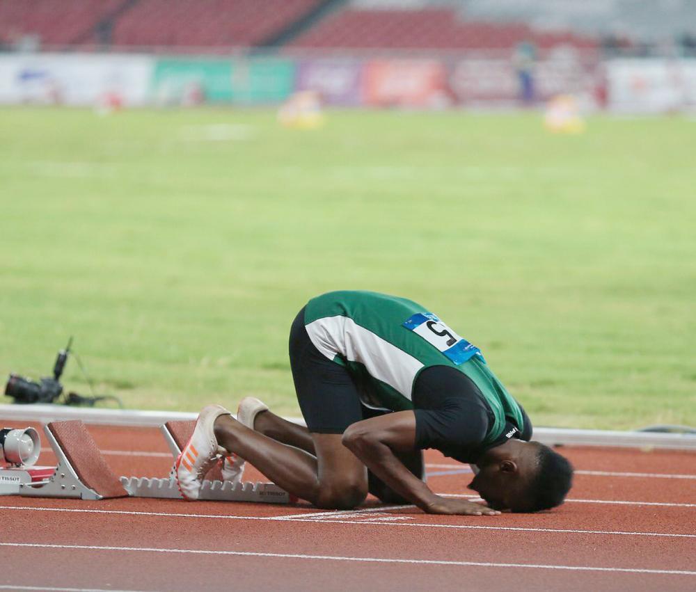 



العداء عبدالله المليحي لحظة استعداداه للانطلاق، فيما قدم منتخب كرة الماء مستوى جيدا مكنه من تجاوز خصمه والتأهل إلى دور الثمانية.