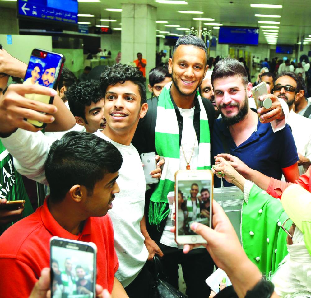 



دي سوزا لحظة وصوله مطار الملك عبدالعزيز ومحاطا بالجماهير الأهلاوية. 