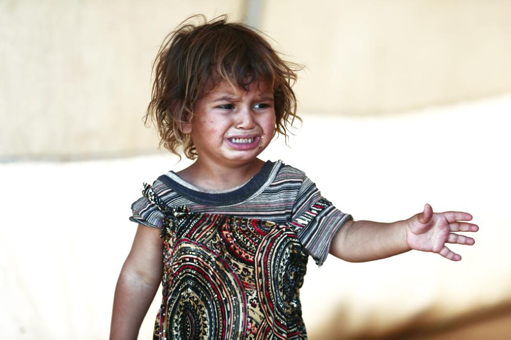 A child cries at a camp for the displaced from the rebel-held Syrian province of Idlib, at the village of al-Ghadfa, southeast of the province on September 2, 2018.  The Syrian regime and its Russian ally are threatening an offensive to retake the northwestern province of Idlib, Syria's last rebel bastion.
 / AFP / Nazeer AL-KHATIB
