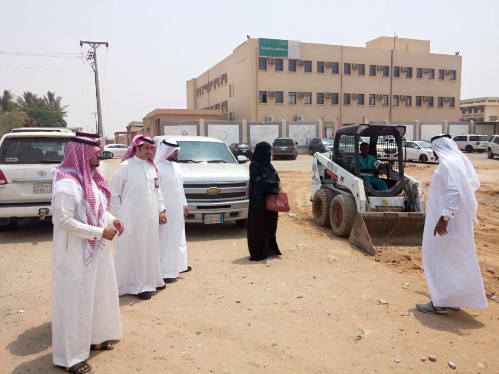 



رئيسة بلدية ذهبان خلال
جولتها على أحد الأحياء.