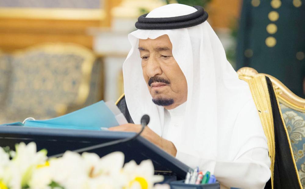 خادم الحرمين الشريفين مترئساً جلسة مجلس الوزراء أمس في جدة.  (واس)