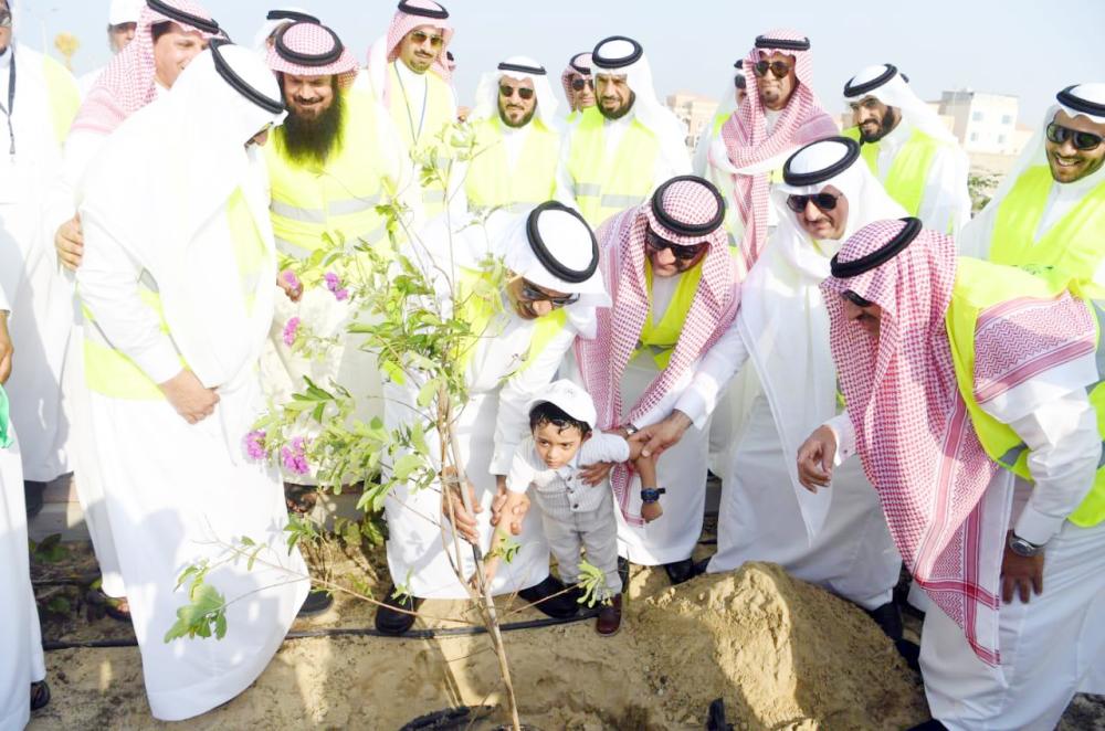 



الجبير يغرس أول شجرة في حي الشاطئ بالدمام. (عكاظ)