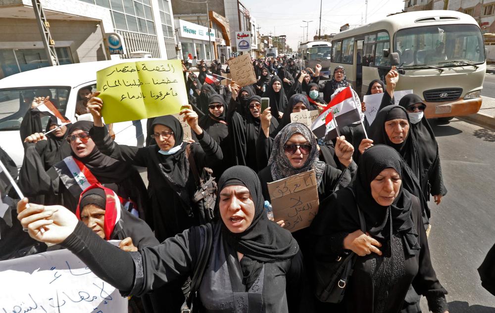 Iraqi women demonstrate against the government and the lack of basic services on September 7, 2018 in the southern city of Basra. Iraq's parliament today called an emergency session after a curfew was imposed in the southern city of Basra following a fresh outbreak of deadly protests over poor public services and as shells were fired into Baghdad's fortified Green Zone. / AFP / Haidar MOHAMMED ALI
