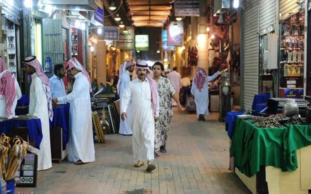 



العمل تبدأ في توطين منافذ البيع لـ 4 أنشطة. (عكاظ)