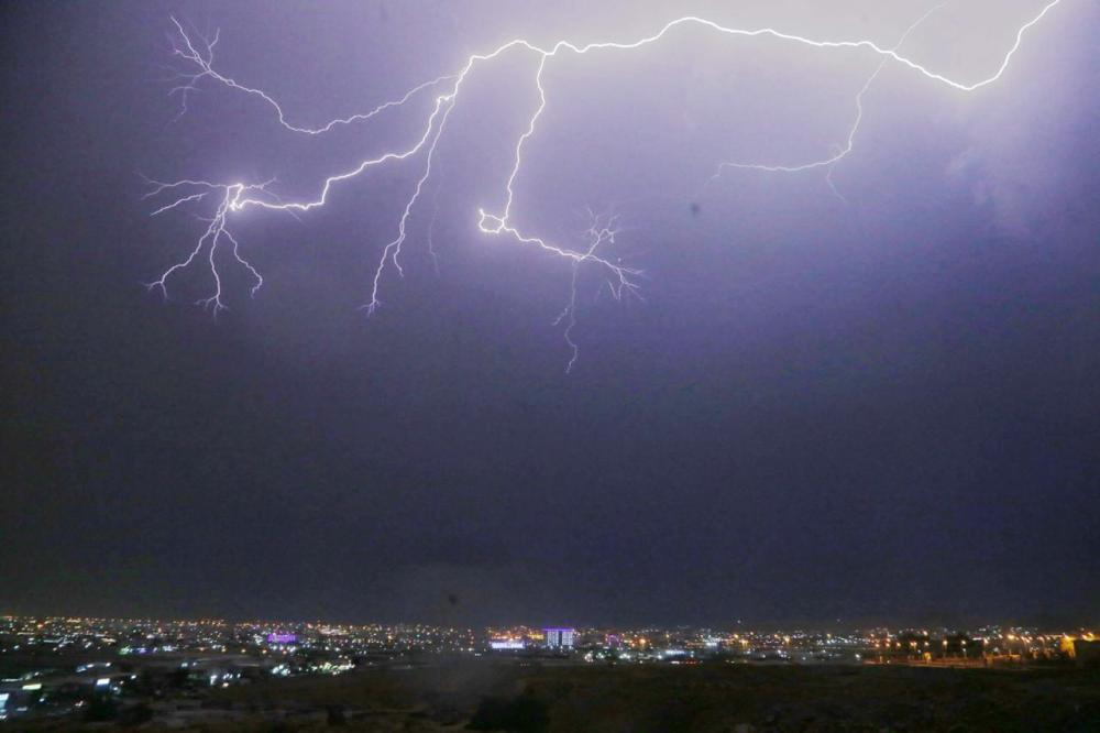 



البرق كما بدا في سماء جدة. (تصوير: مديني عسيري)