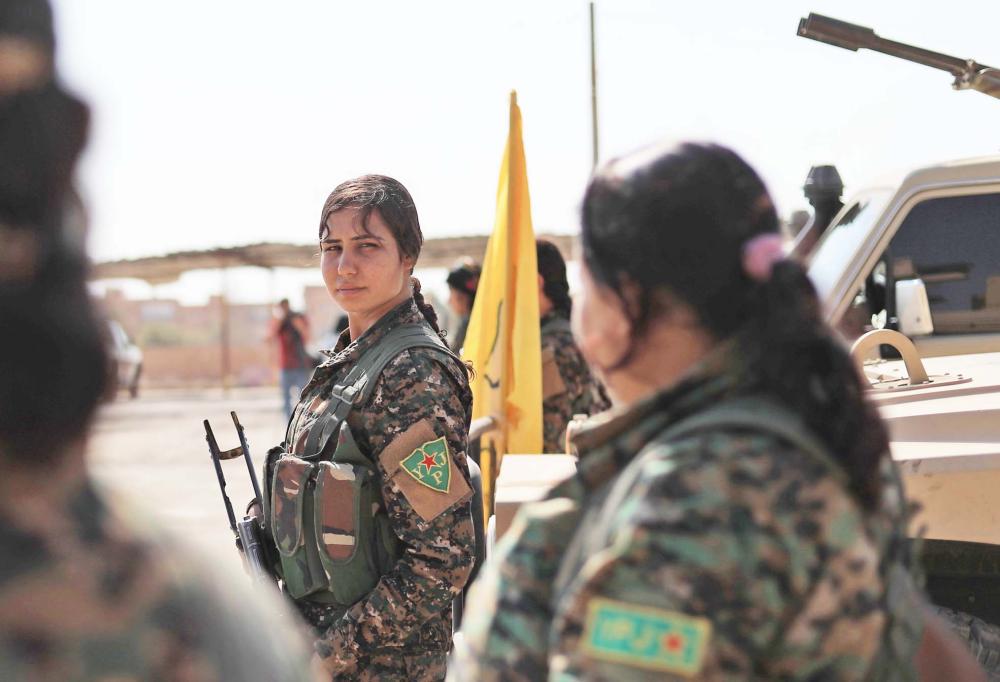 Members of the Women's Protection Units (YPJ), part of the of the Syrian Democratic Forces (SDF), gather in the town of Shadadi, about 60 kilometres (37 miles) south of the northeastern Syrian city of Hassakeh, on September 11, 2018. The US-backed SDF, an alliance of Kurdish and Arab fighters, launched on September 10 an assault against a dwindling pocket of territory held by the Islamic State group in the town of Hajin in eastern Syria near the border with Iraq. / AFP / Delil SOULEIMAN
