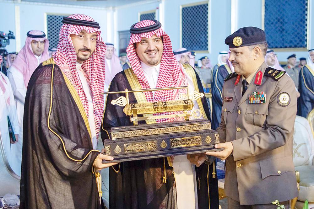 



.. ومتسلما هدية تذكارية.. وإلى جواره نائب أمير منطقة مكة المكرمة.