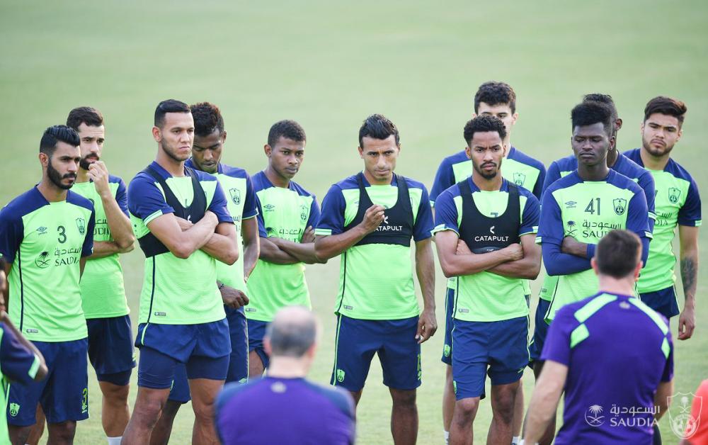 



لاعبو الأهلي يستمعون لتوجيهات المدرب قبل انطلاق التدريبات.