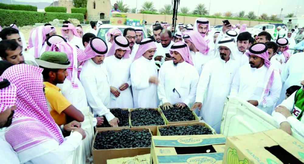 



إقبال كبير خلال مهرجان «تمورنا بركة».  (عكاظ)