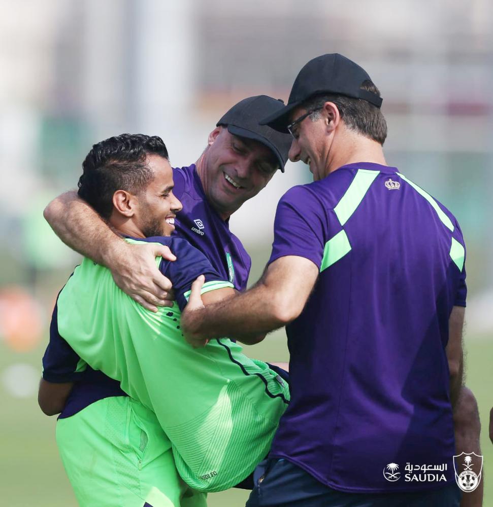 



مدرب الأهلي ومترجمه يحملان عبدالفتاح عسيري قبل الحصة التدريبية.