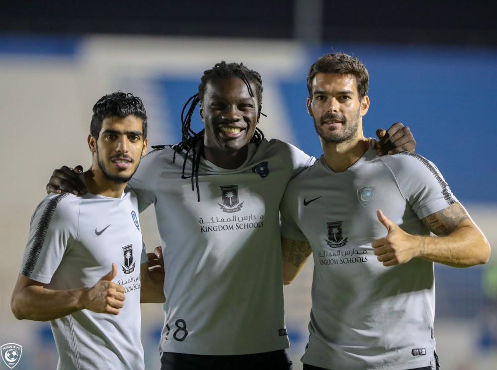 بوتيا وغوميز نجما الهلال مع أحد اللاعبين الشباب.