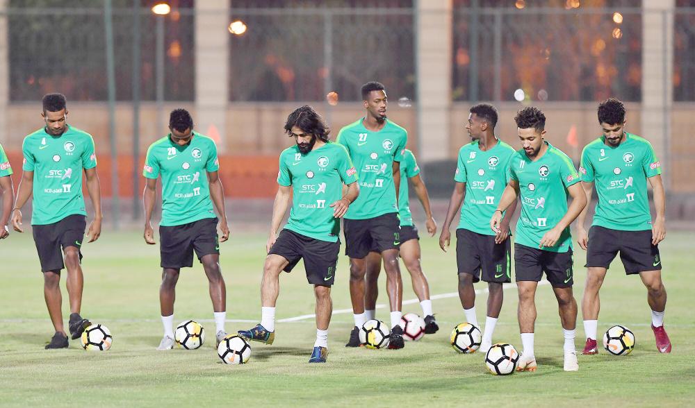 



لاعبو المنتخب السعودي في مران الأمس بالملعب الرديف لاستاد الأمير فيصل بن فهد بالملز.