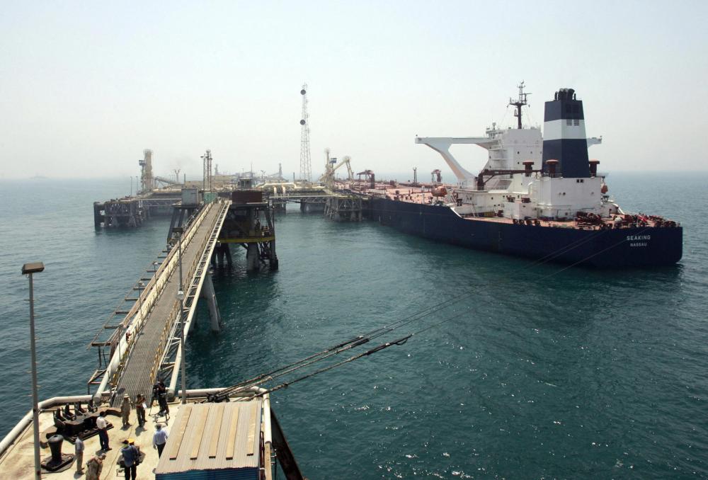 Umm Qasr, IRAQ:  A ship is connected to the Basra Oil Terminal twelve nautical miles off the Iraqi coast in the waters of the Northern Arabian Gulf close to the port town of Umm Qasr 08 August 2006. The terminal is the main source of Iraq's revenues, a key supplier to the global energy market and an obvious target for insurgents aiming to thwart the country's economic recovery.  AFP PHOTO/POOL/THAIER AL-SUDANI  (Photo credit should read THAIER AL-SUDANI/AFP/Getty Images)
