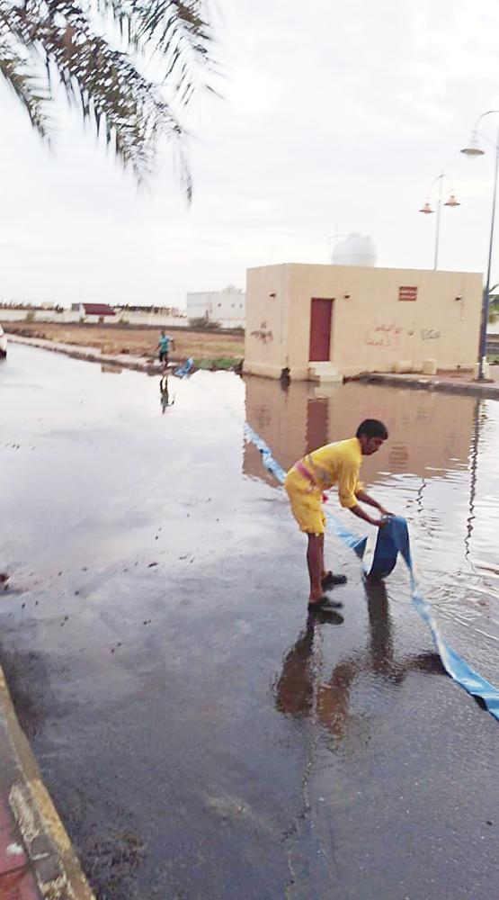 



.. وعمال يحاولون إزاحة المياه. (عكاظ)