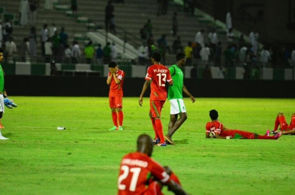 حسرة لاعبي الاتفاق بعد خسارتهم من الأهلي وهبوطهم إلى دوري الأولى. 