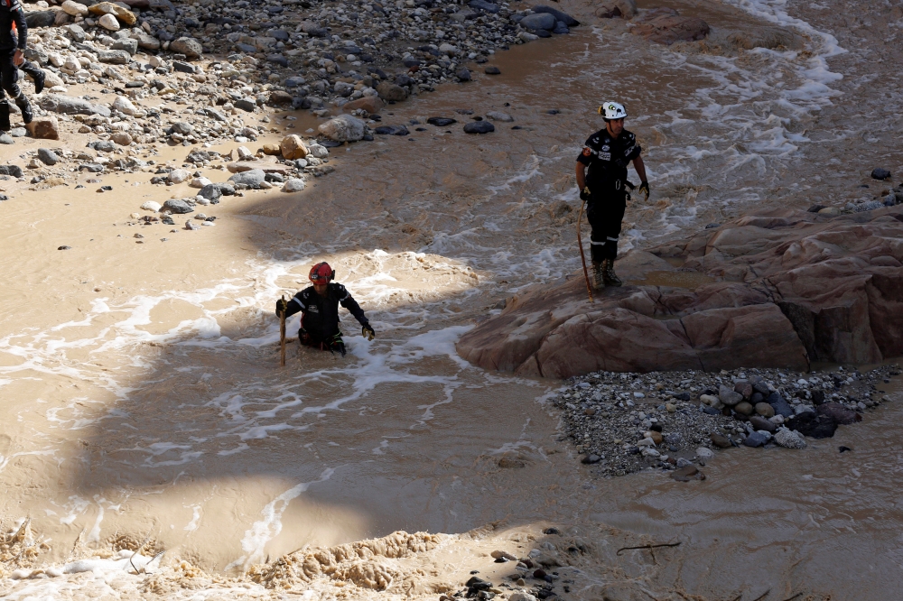 Civil defense members look for survivors after rain storms unleashed flash floods, near the Dead Sea, Jordan October 26, 2018. REUTERS/Muhammad Hamed