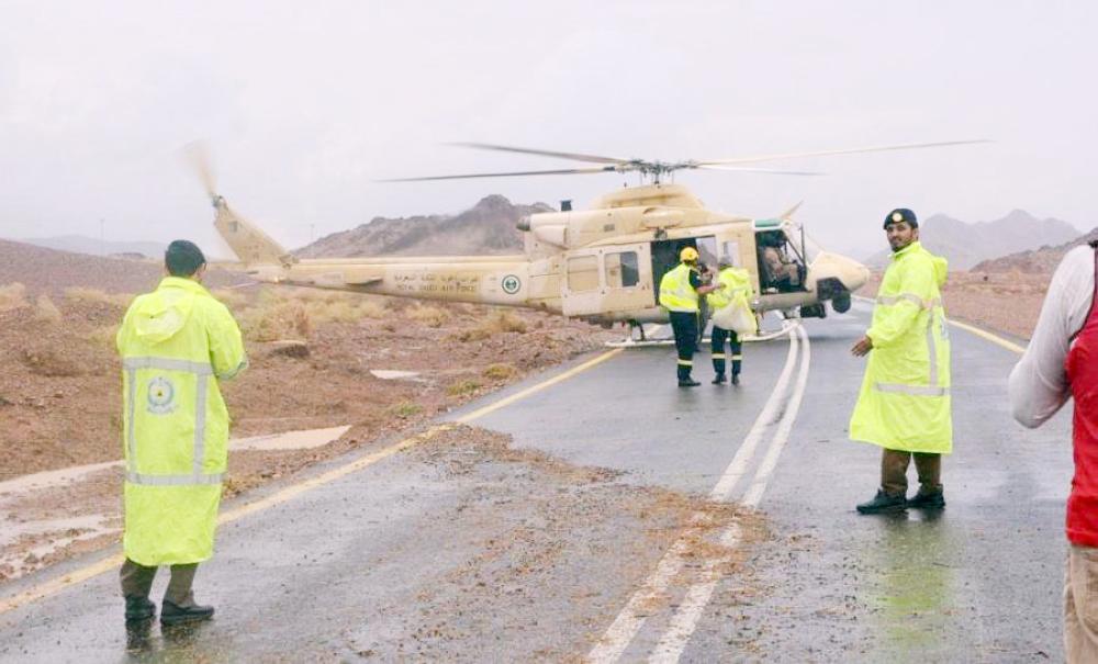 



طائرة عمودية للدفاع المدني لإنقاذ العالقين بالأودية في تبوك. (عكاظ)