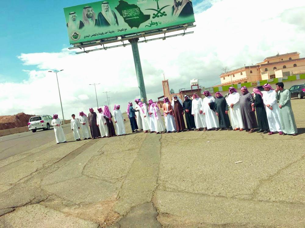 



أهالي مركز الفرعين يروون معاناتهم لـ «عكاظ».