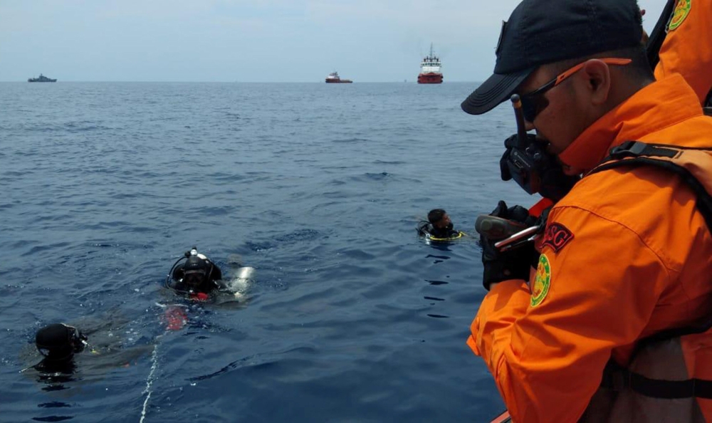 Rescue personnel prepare to dive at the location where a Lion Air plane crashed into the sea in the north coast of Karawang regency, West Java province Indonesia, October 29, 2018. Antara Foto/Handout/Basarnas via REUTERS ATTENTION EDITORS - THIS IMAGE WAS PROVIDED BY A THIRD PARTY. MANDATORY CREDIT. INDONESIA OUT.