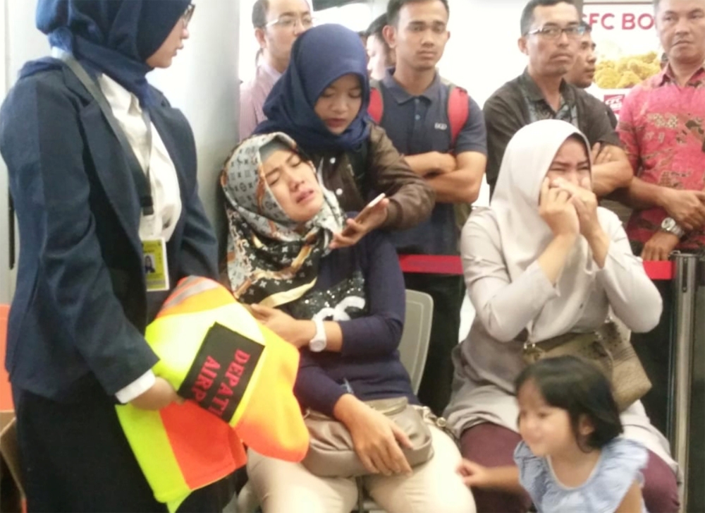 Relatives of passengers of Lion Air flight JT610 that crashed into the sea, cry at Depati Amir airport in Pangkal Pinang, Indonesia, October 29, 2018. Antara Foto/Elza Elvia via REUTERS ATTENTION EDITORS - THIS IMAGE WAS PROVIDED BY A THIRD PARTY. MANDATORY CREDIT. INDONESIA OUT. NO COMMERCIAL OR EDITORIAL SALES IN INDONESIA.