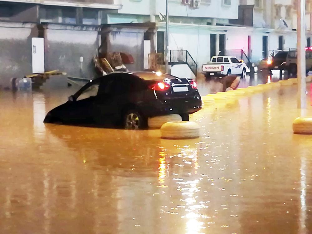 



سيارة محتجزة داخل مياه الأمطار في أحد ميادين أبها. (تصوير: يحيى الفيفي)