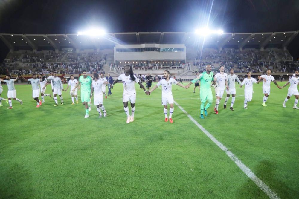 



لاعبو الهلال يحتفلون بعد الفوز على القادسية.