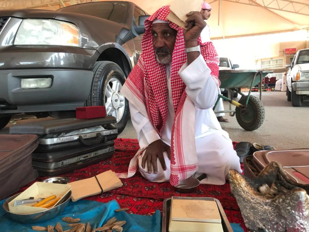 



عبدالله بائع البخور في السوق الشعبية بالدلم أبدى ثقته الكبيرة بولي العهد وبمشروعه الإصلاحي.