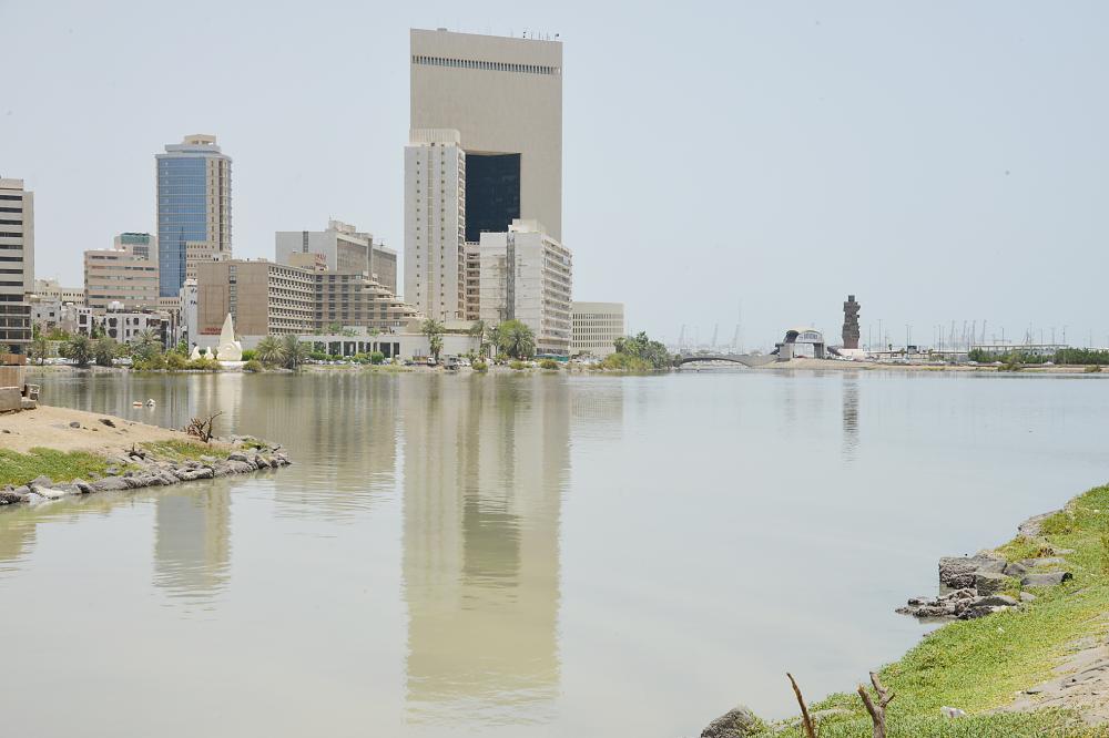 بحيرة الأربعين تعاني من التلوث في جدة.  (تصوير: عبدالسلام السلمي)