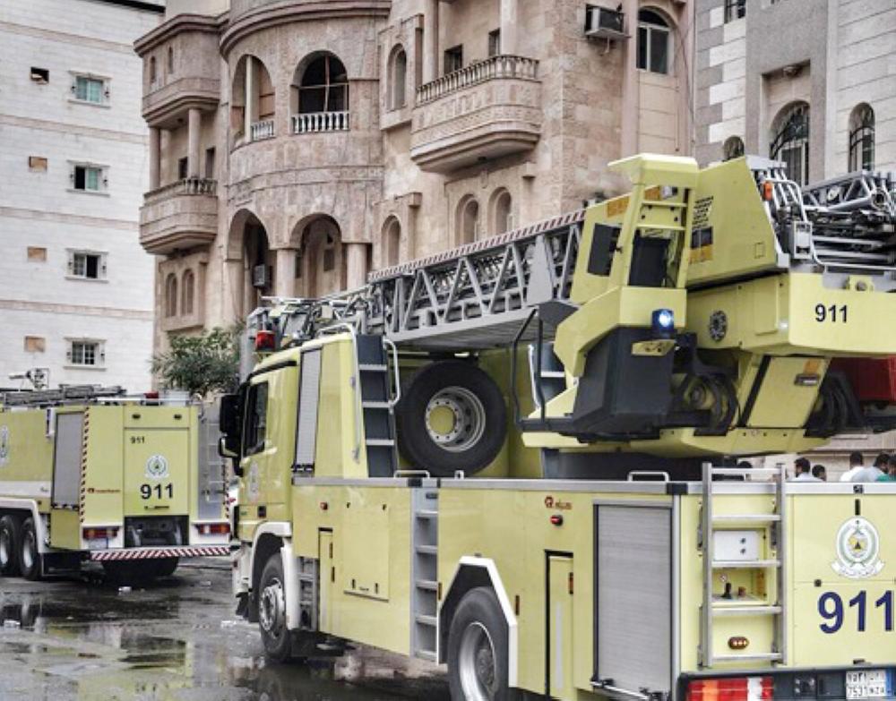 



آليات الدفاع المدني في موقع الحادثة.