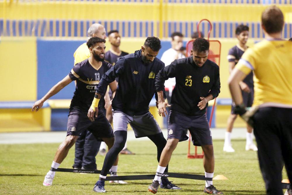 



لاعبو النصر يؤدون تدريباتهم.