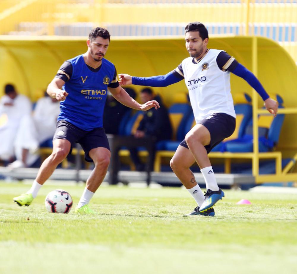 



البرازيليان بتروس وجوليانو في تدريبات النصر.