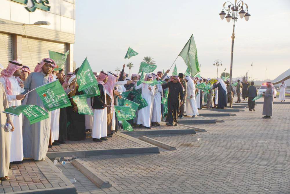 



الأهالي وطلاب المدارس في تبوك يصطفون لاستقبال الملك سلمان حاملين الأعلام واللوحات الترحيبية.