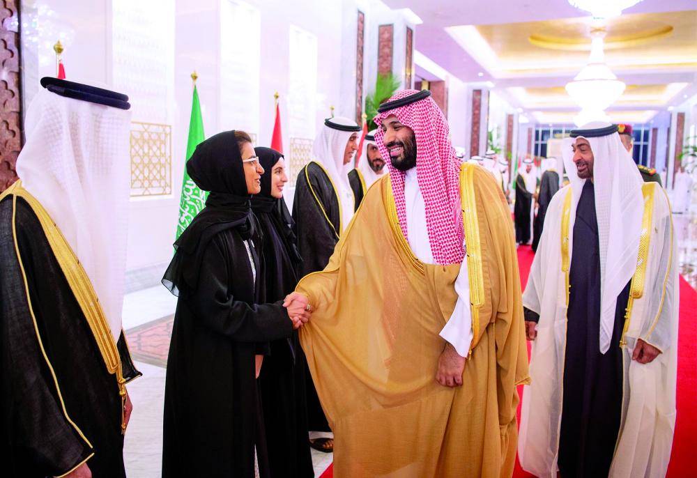 



الأمير محمد بن سلمان مصافحاً وزيرة الثقافة الإماراتية.